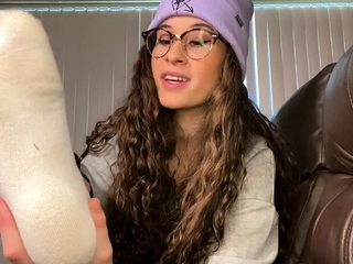 Sexy leggy brunette enjoys foot fetish
