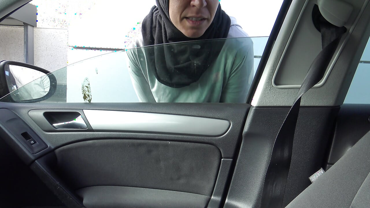 Prostituee Algerienne avec un touriste dans sa voiture dans une banlieue de Marseille